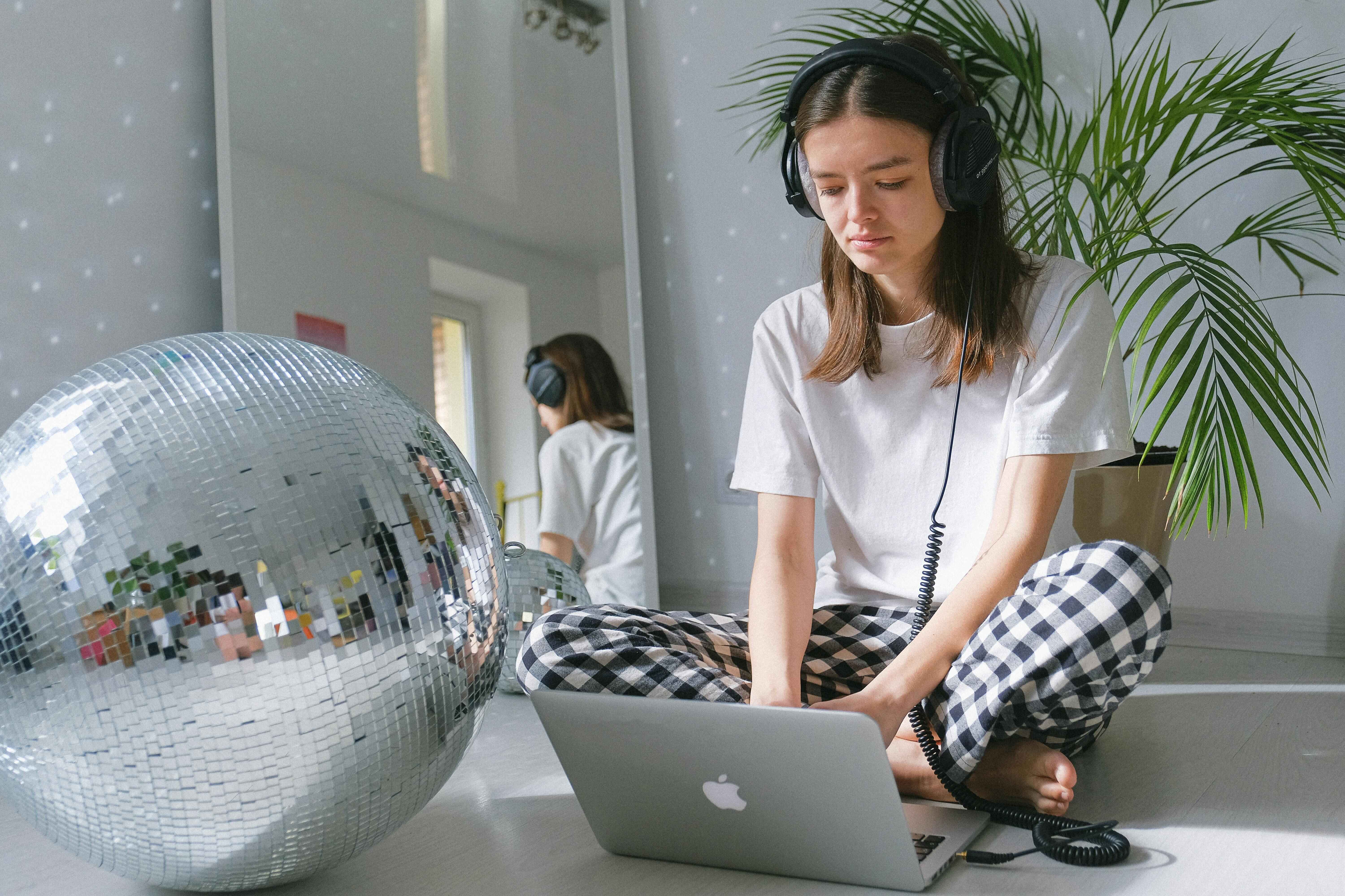 From Roommates to Lifelong Friends: Building a Positive and Supportive Living Environment 